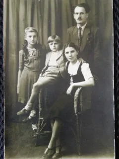 Fotografie tip Carte Postala, Parinti cu doi copii, perioada interbelica