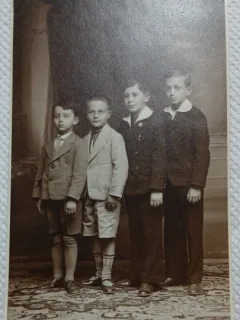 Fotografie tip Carte postala, Patru baieti (4.5.9 si 10 ani), perioada interbelica