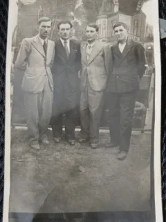 Fotografie tip Carte Postala, Patru barbati in costume, perioada interbelica