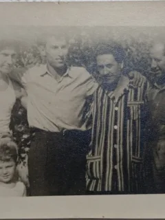Fotografie tip Carte postala, Patru barbati si un copil, Tecuci 1957