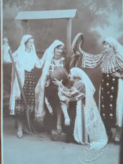 Fotografie tip carte postala, patru prietene in costume traditionale, perioada interbelica