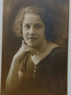 Fotografie tip Carte postala, portret adolescenta (Florica), 1926