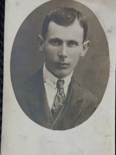 Fotografie tip Carte Postala, portret de barbat cu cravata, pweioada interbelica