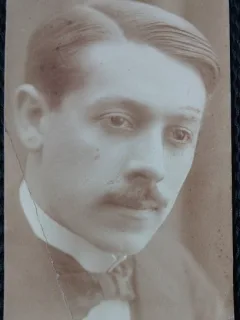 Fotografie tip Carte Postala, Portret de barbat cu mustata, perioada interbelica