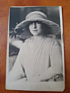 Fotografie tip Carte Postala, portret de femeie, perioada interbelica, necirculata