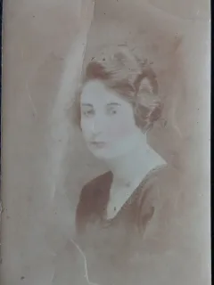 Fotografie tip Carte Postala, Portret de femeie, perioada interbelica