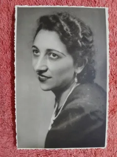 Fotografie tip carte postala, portret femeie, 1943