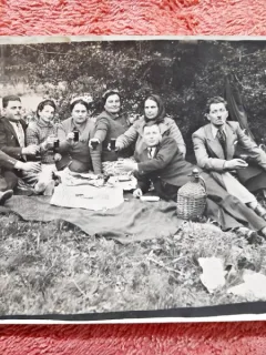 Fotografie tip carte postala, prieteni la picnic, anii 40