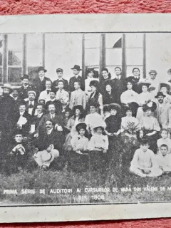 Fotografie tip carte postala, prima serie de auditori a cursurilor de vara din Valenii de Munte, 1908