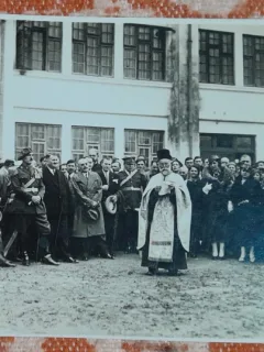 Fotografie tip carte postala, procesiune condusa de Patriarhul Miron Cristea, primul Patriarh al BOR, perioada interbelica