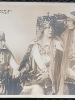 Fotografie tip Carte Postala, Regina Maria impreuna cu doua dintre fiicele ei, Elisabeta si Maria, 1922