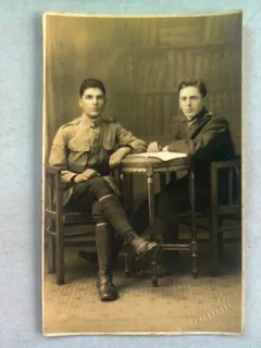 FOTOGRAFIE TIP CARTE POSTALA, DOI CAMARAZI, ANII '20