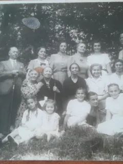Fotografie tip carte postala, reuniune de familie, perioada interbelica