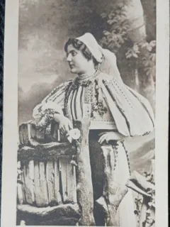 Fotografie tip Carte Postala, Romanca din Saliste imbracata in costum popular, perioada interbelica