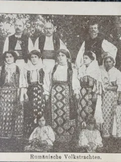 Fotografie tip Carte Postala, Romani in costume populare, perioada interbelica