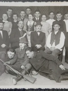 Fotografie tip Carte postala, Romania, grup de femei si barbati, perioada interbelica