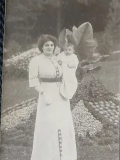 Fotografie tip Carte Postala, Romania, Mama cu bebelusul in parc, perioada interbelica