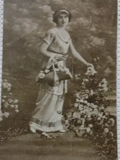 Fotografie tip Carte postala, Romania, tanara in gradina cu flori 1922