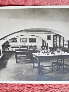 Fotografie tip carte postala, Scoala Centrala de Fete din Bucuresti, laboratorul de chimie, inceput de secol XX