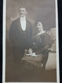 Fotografie tip Carte Postala, sot si sotie, perioada interbelica