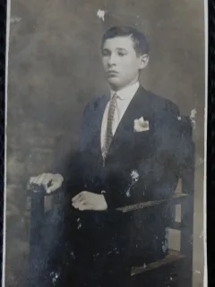 Fotografie tip Carte Postala, Tanar cu cravata, perioada interbelica