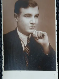 Fotografie tip Carte Postala, Tanar in costum, cu cravata, perioada interbelica