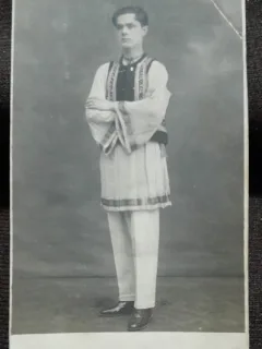 Fotografie tip carte postala, tanar in port popular, 1928