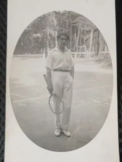 Fotografie tip Carte Postala, Tanar la tenis, perioada interbelica