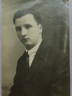 Fotografie tip carte postala, tanar, perioada interbelica