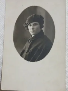 Fotografie tip Carte postala, Tanara cu basca, 1927