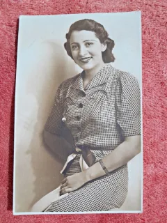 Fotografie tip carte postala, tanara cu bratara, perioada interbelica