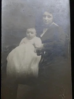 Fotografie tip Carte Postala, Tanara cu copil mic, perioada interbelica