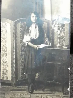Fotografie tip carte postala, tanara cu ie, perioada interbelica