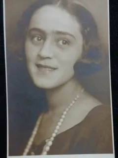 Fotografie tip Carte Postala, Tanara cu margele, 1924