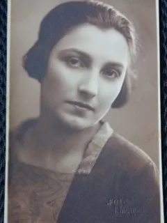Fotografie tip Carte Postala, Tanara cu parul strans, perioada interbelica