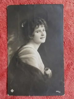 Fotografie tip carte postala, tanara cu sal, perioada interbelica