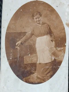 Fotografie tip Carte Postala, Tanara cu sort, 1914