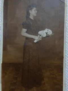 Fotografie tip Carte postala, Tanara cu un buchet de flori, perioada interbelica