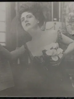 Fotografie tip Carte Postala, Tanara cu un buchet de flori, perioada interbelica