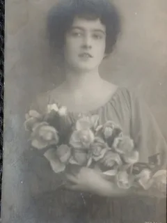 Fotografie tip Carte Postala, Tanara cu un buchet de trandafiri, 1924