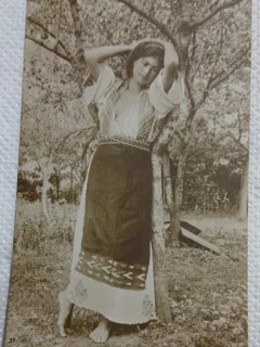 Fotografie tip Carte postala, Tanara in costum traditional, in livada, perioada interbelica
