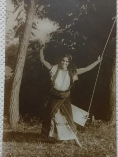 Fotografie tip Carte postala, Tanara in leagan, in port traditional, perioada interbelica