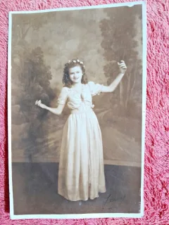 Fotografie tip carte postala, tanara in rochie lunga, 1947