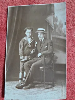Fotografie tip carte postala, tata cu baiatul imbracat marinar, perioada interbelica