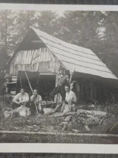 Fotografie tip Carte postala, trei barbati la munte la un popas, anii 40