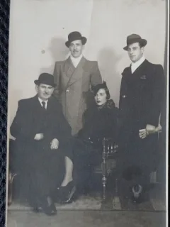 Fotografie tip Carte Postala, Trei barbati si o femeie, 1938