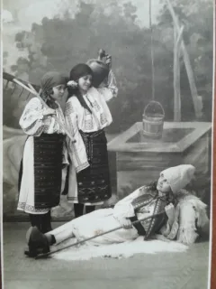 Fotografie tip carte postala, trei copii in port populat romanesc, perioada interbelica