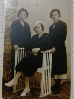 Fotografie tip Carte postala, Trei femei, perioada interbelica