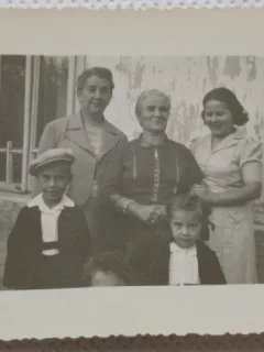 Fotografie tip Carte postala, Trei femei si doi copii, 1940