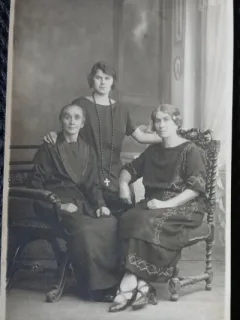 Fotografie tip Carte Postala, Trei femei, trei generatii, perioada interbelica